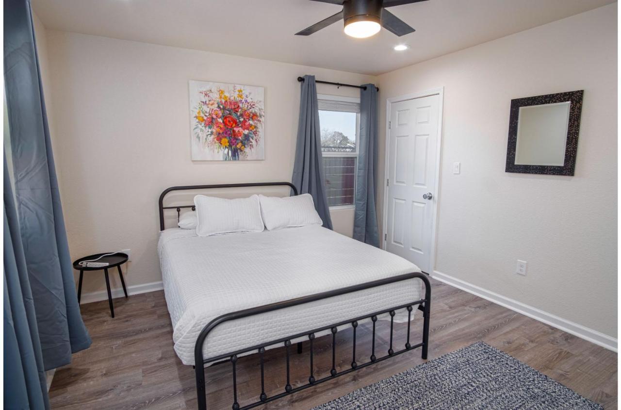 Adorable 2Br Guesthouse Close To Riverwalk And Dt San Antonio Room photo